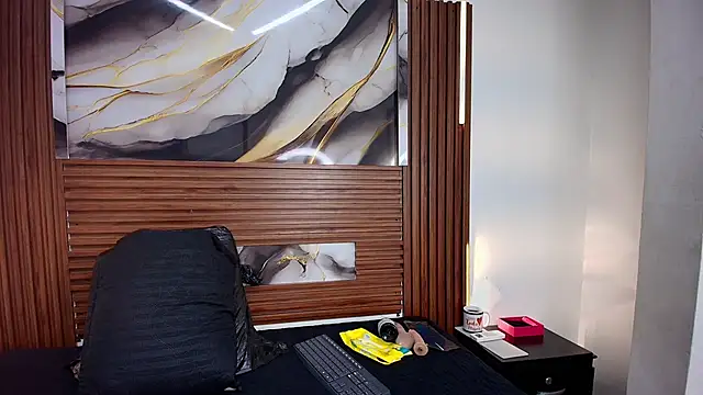 Evelin thompsson online show from 10-18-25, 03:09