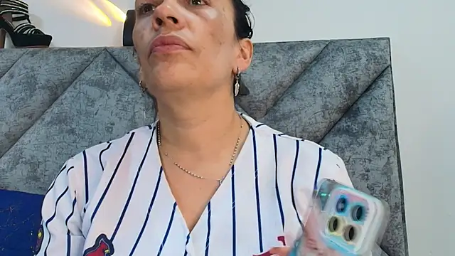 Shantey Laurent online show from 11-22-25, 01:32