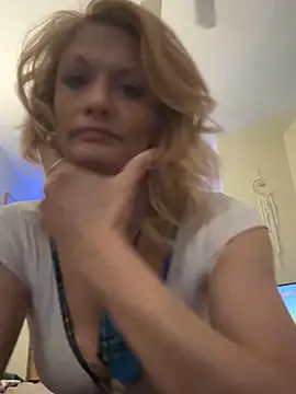 Snapshot of Daphneflor chatting on 04-27-26, 04:10 Daphneflor online show from 04-27-26, 04:10