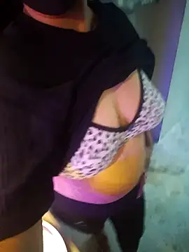 Snapshot of hottie_jenny9 chatting on 09-19-25, 06:04 hottie jenny9 online show from 09-19-25, 06:04