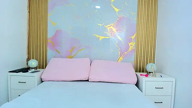 Snapshot of AlishaDixon chatting on 09-21-25, 12:29 AlishaDixon online show from 09-21-25, 12:29