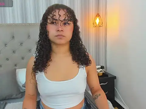 Snapshot of Sofiapassionne chatting on 02-18-26, 01:40 Sofiapassionne online show from 02-18-26, 01:40