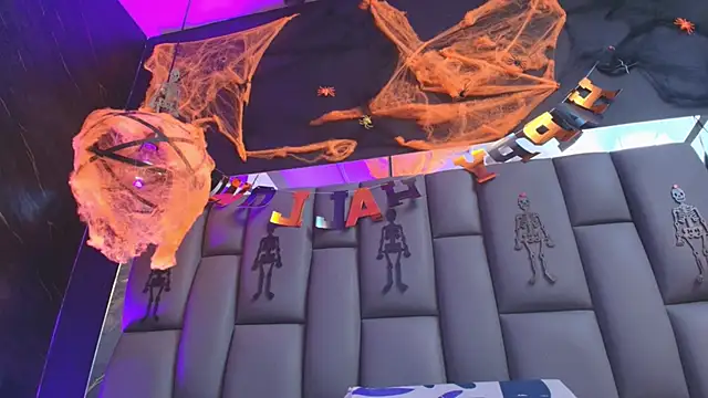 Snapshot of kissme_luna chatting on 10-31-25, 07:04 kissme luna online show from 10-31-25, 07:04