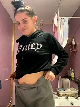 Camwithchlox online show from 10-21-25, 06:19