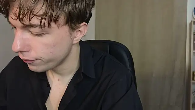 Snapshot of MarkShot_ chatting on 09-17-25, 02:08 MarkShot online show from 09-17-25, 02:08