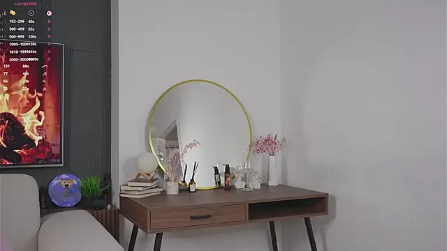 Snapshot of EmelySwickheimer chatting on 10-16-25, 07:04 EmelySwickheimer online show from 10-16-25, 07:04