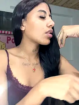 Snapshot of Deysha_Garcias chatting on 10-31-25, 01:28 Deysha Garcias online show from 10-31-25, 01:28