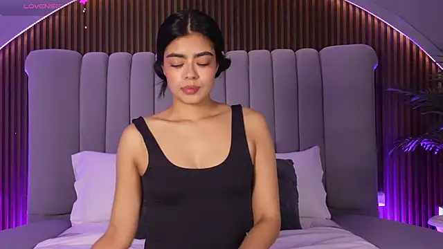 Snapshot of Isabellax21 chatting on 06-19-26, 04:17 Isabellax21 online show from 06-19-26, 04:17