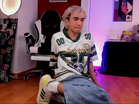 Snapshot of guynextdo0r chatting on 10-03-25, 05:48 guynextdo0r online show from 10-03-25, 05:48