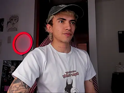 Snapshot of guynextdo0r chatting on 10-05-25, 07:01 guynextdo0r online show from 10-05-25, 07:01