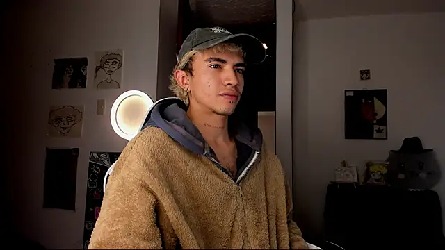 Snapshot of guynextdo0r chatting on 10-07-25, 09:17 guynextdo0r online show from 10-07-25, 09:17