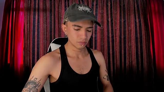 Snapshot of guynextdo0r chatting on 11-06-25, 08:10 guynextdo0r online show from 11-06-25, 08:10