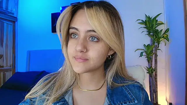 Snapshot of MaryMoon_ chatting on 10-14-25, 01:17 MaryMoon online show from 10-14-25, 01:17