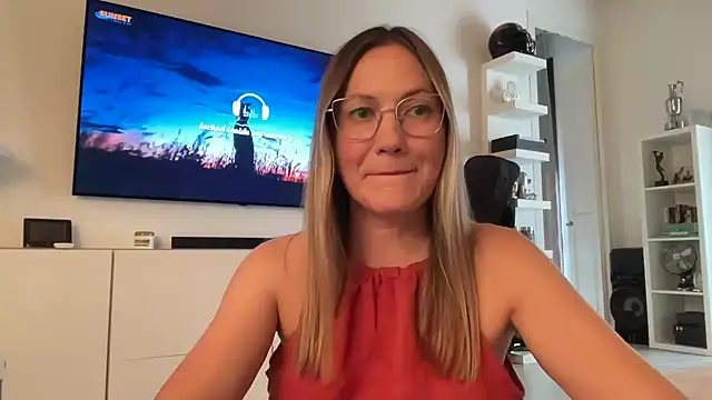 Feyoraa online show from 07-19-26, 04:00