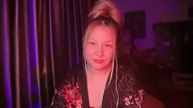 Snapshot of BikiHellena chatting on 06-08-26, 12:25 BikiHellena online show from 06-08-26, 12:25