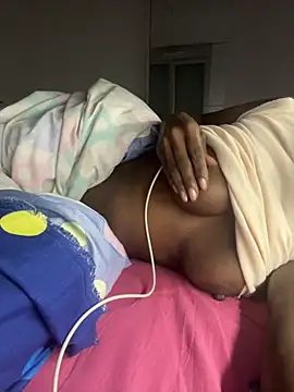 Snapshot of douceebene chatting on 09-27-25, 12:15 douceebene online show from 09-27-25, 12:15