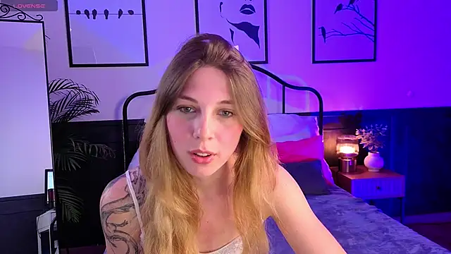 Snapshot of MiillKiss chatting on 09-17-25, 04:52 MiillKiss online show from 09-17-25, 04:52