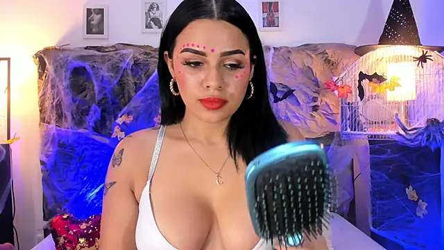 Snapshot of Linda_Fosterr chatting on 10-17-25, 02:04 Linda Fosterr online show from 10-17-25, 02:04