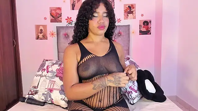Snapshot of AfricaBell chatting on 05-08-26, 03:56 AfricaBell online show from 05-08-26, 03:56