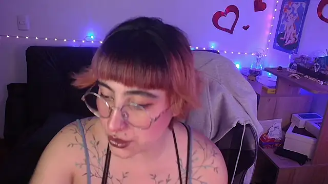 Snapshot of Miacatsito3 chatting on 04-17-26, 04:04 Miacatsito3 online show from 04-17-26, 04:04
