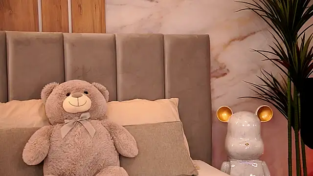 Snapshot of ZaraCapri chatting on 10-22-25, 07:30 ZaraCapri online show from 10-22-25, 07:30