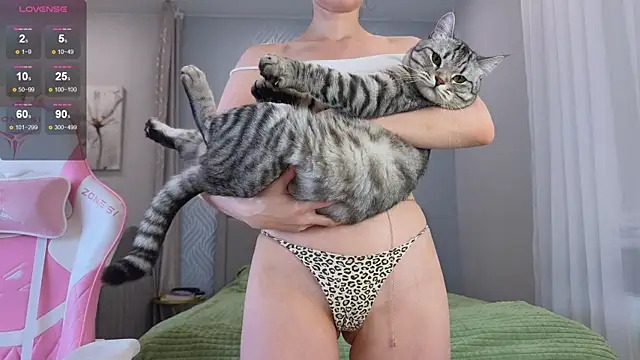 Madison Davies  online show from 10-15-25, 04:01