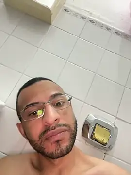 Snapshot of pauzudomoreno1 chatting on 12-17-25, 01:44 pauzudomoreno1 online show from 12-17-25, 01:44