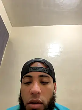 Snapshot of LeoPR00 chatting on 10-18-25, 06:37 LeoPR00 online show from 10-18-25, 06:37