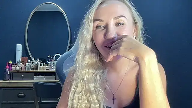 Snapshot of Somirah chatting on 09-18-25, 06:43 Somirah online show from 09-18-25, 06:43