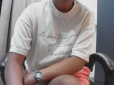 Snapshot of short_girl_ chatting on 09-28-25, 04:45 short girl online show from 09-28-25, 04:45