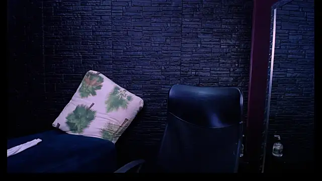 Lizzie Collin online show from 10-16-25, 02:51