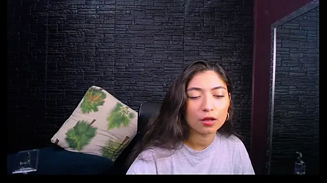 Lizzie Collin online show from 10-18-25, 01:45