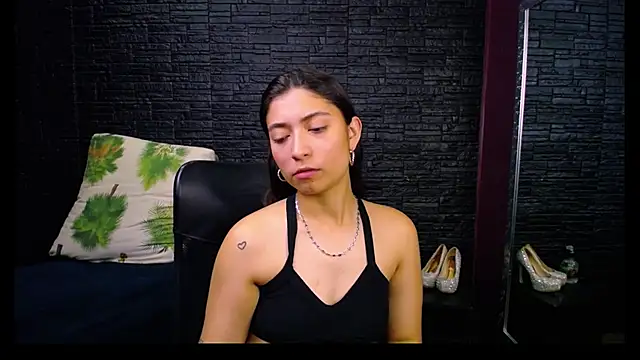 Lizzie Collin online show from 10-23-25, 02:49