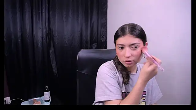 Lizzie Collin online show from 10-30-25, 04:08