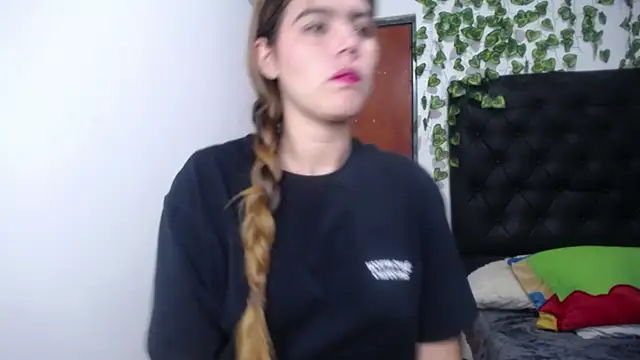 Snapshot of isabel_09 chatting on 10-10-25, 02:54 isabel 09 online show from 10-10-25, 02:54