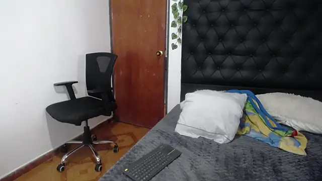 Snapshot of isabel_09 chatting on 10-21-25, 03:13 isabel 09 online show from 10-21-25, 03:13