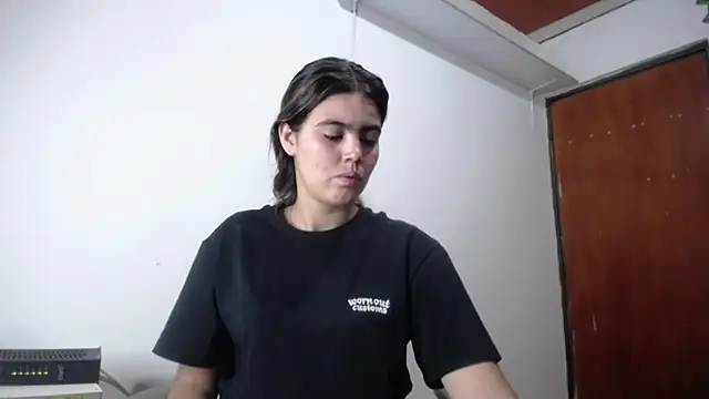 Snapshot of isabel_09 chatting on 10-22-25, 03:18 isabel 09 online show from 10-22-25, 03:18