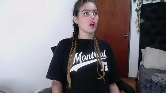 Snapshot of isabel_09 chatting on 11-01-25, 03:08 isabel 09 online show from 11-01-25, 03:08