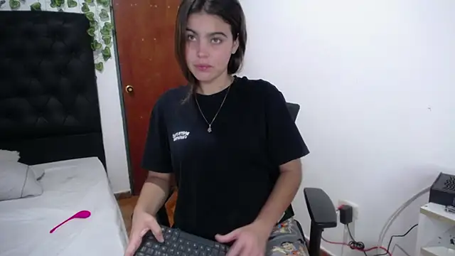 Snapshot of isabel_09 chatting on 11-06-25, 03:07 isabel 09 online show from 11-06-25, 03:07