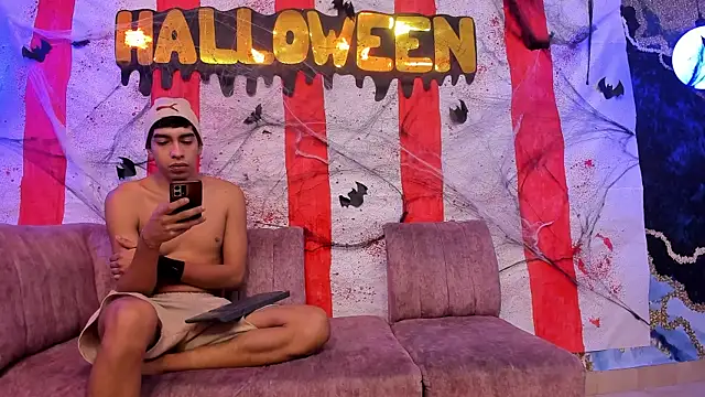 Juicy Creww online show from 10-31-25, 08:59