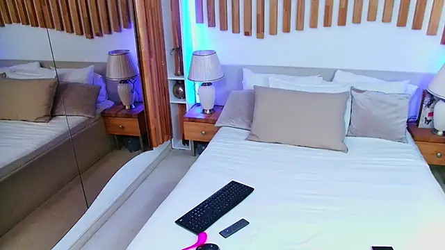 Snapshot of DesireeKeys chatting on 10-17-25, 03:53 DesireeKeys online show from 10-17-25, 03:53