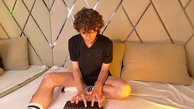 Tayler Floyd online show from 09-18-25, 04:20