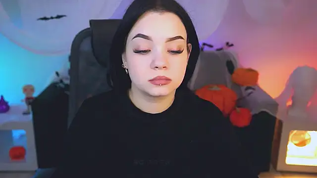 Snapshot of leslierowe_ chatting on 10-19-25, 11:44 leslierowe online show from 10-19-25, 11:44