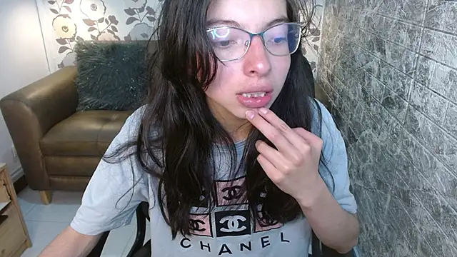 Snapshot of alllyson_ chatting on 09-19-25, 07:47 alllyson online show from 09-19-25, 07:47