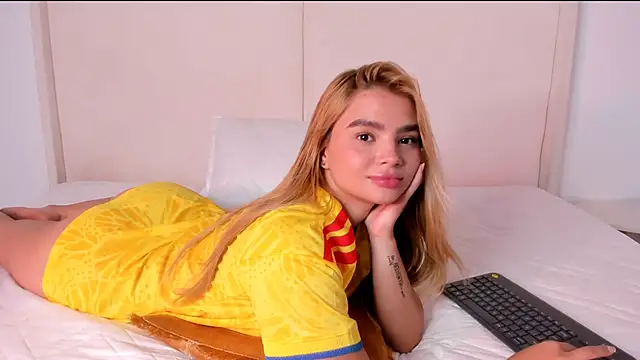 Snapshot of Sofi_glow chatting on 06-17-26, 06:42 Sofi glow online show from 06-17-26, 06:42