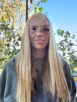 MilaMoone online show from 10-17-25, 11:57