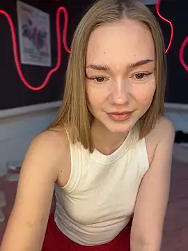 Snapshot of MilaMoone chatting on 04-19-26, 10:25 MilaMoone online show from 04-19-26, 10:25
