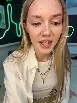 Snapshot of MilaMoone chatting on 05-02-26, 11:15 MilaMoone online show from 05-02-26, 11:15
