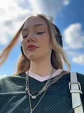 Snapshot of MilaMoone chatting on 05-06-26, 11:04 MilaMoone online show from 05-06-26, 11:04