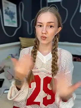 Snapshot of MilaMoone chatting on 06-14-26, 12:07 MilaMoone online show from 06-14-26, 12:07